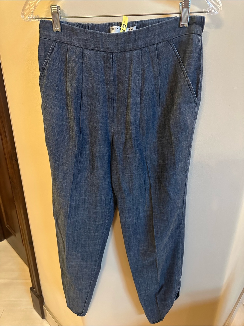 Trina Turk Chambray Pull-On Ankle Pants | Slit Hem | Tapered Crop | M (6–8)